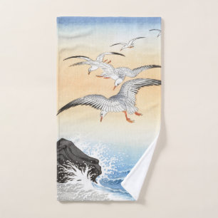 Fünf Möwen über dem turbulenten Meer - Ohara Koson Handtuch