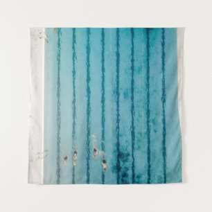 Fünf Personen schwimmen im Pool Wandteppich