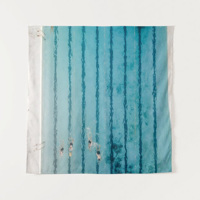 Fünf Personen schwimmen im Pool Wandteppich (Vorderseite)