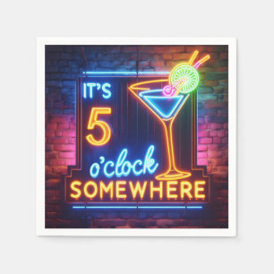 Fünf Uhr irgendwo, wo Neon auf Stein unterschreibt Serviette