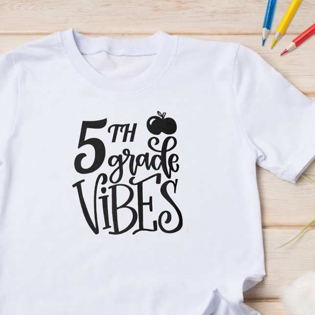 Fünfte Grade Vibes School T-Shirt (Start the school year off with some fun with this cute back to school shirt.)