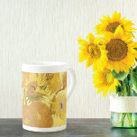 Fünfzehn Sonnenblumen Vincent van Gogh Prozellantasse<br><div class="desc">Eine schöne China-Tasse mit dem postimpressionistischen Gemälde Sunflowers (1888) von Vincent Van Gogh (1853-1890). 15 Sonnenblumen in einer Vase vor einem goldenen Hintergrund. Eines von Van Gogh's vielen Bildern von Sonnenblumen.</div>