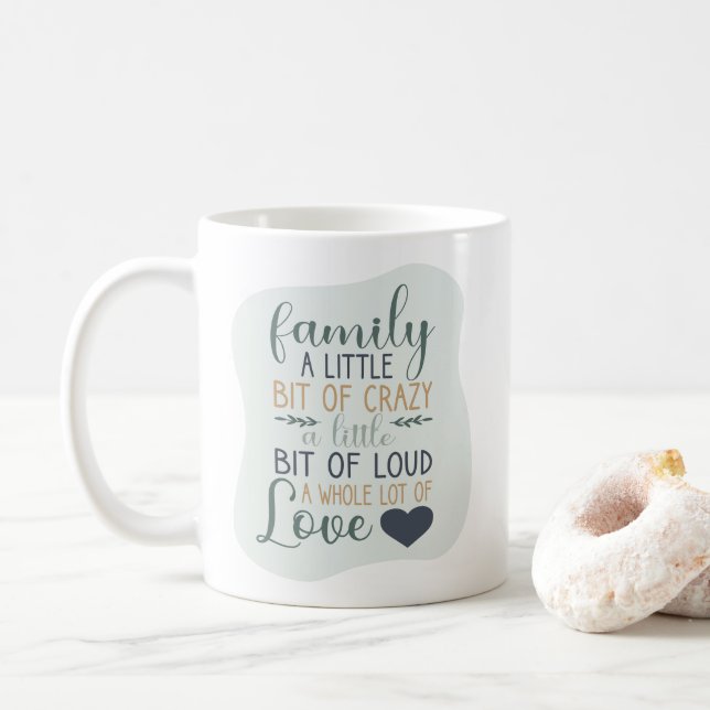 Funhandgeschriebenes, farbbearbeitbares Familienan Kaffeetasse (Mit Donut)