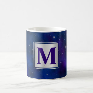 Funkeln auf blauem und Lila Raum-Hintergrund Kaffeetasse