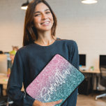 Funkelnd Luxus Light Pink Aquamarin Ombre Glitzer Laptopschutzhülle<br><div class="desc">Erstellen Sie Ihre eigene Laptop-Hülle für sie mit einem luxuriösen Imitat hellrosa und aquamarinen Glitzer-Gefälle. Fügen Sie hinter dem angegebenen Namen ein Monogramm hinzu, um Ihr eigenes personalisiertes mit Monogramm Design zu erstellen. Der personalisierte Text verfügt über ein modernes handgeschriebenes Schriftzeichen im Pinselstil. Passen Sie den Text- und Schriftart-Stil in...</div>