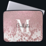 Funkelnd Rose Gold Glitzer Marble Ombre Monogram Laptopschutzhülle<br><div class="desc">Dieses elegante, einzigartige und glamouröse Design ist perfekt für die trendige und stilvolle Frau. Es zeigt ein Imitat gedruckt funkelnd Rose Gold Glitzer und weiß Marmor ombre Farbverlauf. Es ist modern, mädchenhaft, hübsch und cool. Passen Sie einfach Ihren eigenen personalisierten Monogramm Familiennamen und/oder Initialnamen an. ***WICHTIGE HINWEIS FÜR DESIGN: Für...</div>