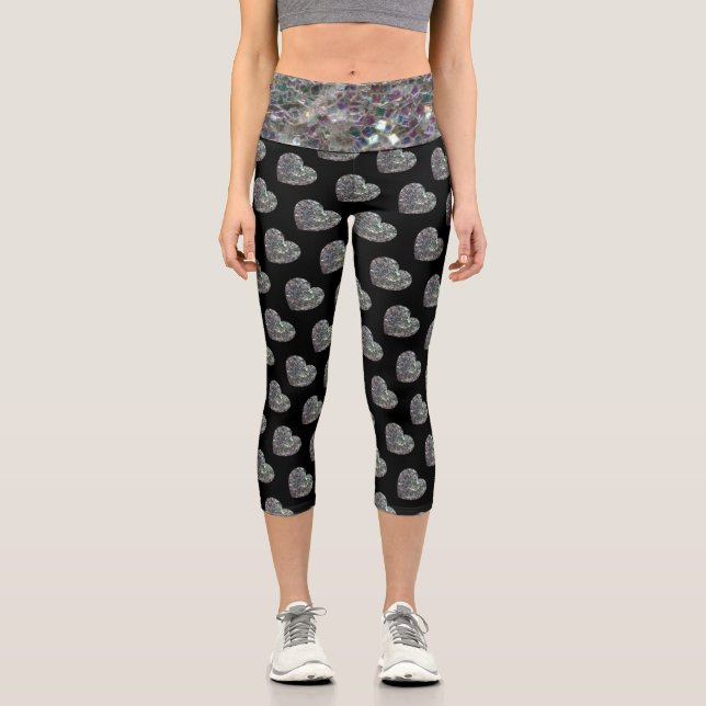 Funkelnd silberfarbene Mosaik Herzschwarz Capri Leggings (Vorderseite)