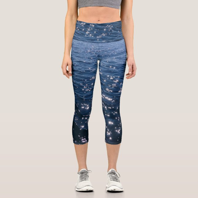 Funkelnd tiefe blaue Meereswellen Capri Leggings (Vorderseite)