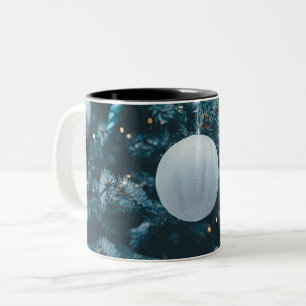 Funkelnd Weihnachtsbaum und Weihnachtsbälle Zweifarbige Tasse