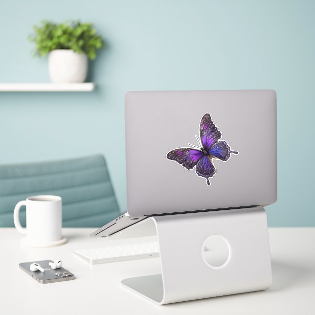 Funkelnde Flügel: Violetter Schmetterling mit Glan Aufkleber (Laptop auf Schreibtisch)