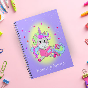 Funkelndes Glitter-Einhorn beim Lesen ihres Buches Notizblock