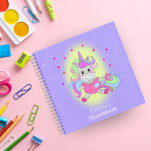 Funkelndes Glitter-Einhorn beim Lesen ihres Buches Notizbuch
