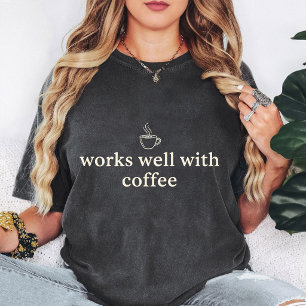 Funktioniert gut mit Kaffee Zitat-Grafik T-Shirt
