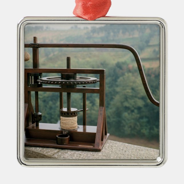 Funktionsmodell einer olivgrünen Presse Silbernes Ornament (Vorne)