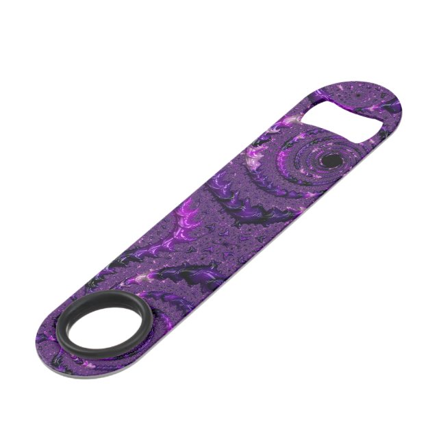 Funky Bold Boho Lila digitales Abstraktes Fraktal Speedflaschenöffner (Rückseite Schrägansicht)