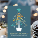 Funky Retro Christmas Tree Mid Century Modern Feiertagskarte<br><div class="desc">Geben Sie Ihren Freunden und Ihrer Familie eine lustige,  quirlige,  Mitte des Jahrhunderts gestaltete Urlaubskarte in diesem Jahr. Mit seinem trendigen Retro-Weihnachtsbaum in Türkis,  Orange,  Bräune,  Gold und Weiß,  auf einem blauen Hintergrund,  wird er von allen geliebt,  die ihn empfangen.</div>