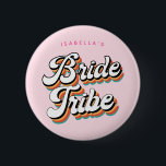 Funky Retro Vintag Bride Tribe Bachelorette Button<br><div class="desc">Funky Retro Inspirierte Junggeselinnen-Abschied-Taste für den Brauenstamm der Braut - mit fröhlichen Retrofarben und Ihrem Wunschtext. Ein lustiges Vintages, inspiriertes und fröhliches Design mit "Bride Stamm" und anpassbarem Text. Sie können sogar die Farben der Buchstaben ändern, wenn Sie möchten! Matching Party Artikel sind in meiner Shop Funky Retro Junggeselinnen-Abschied Kollektion...</div>