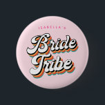 Funky Retro Vintag Bride Tribe Bachelorette Button<br><div class="desc">Funky Retro Inspirierte Junggeselinnen-Abschied-Taste für den Brauenstamm der Braut - mit fröhlichen Retrofarben und Ihrem Wunschtext. Ein lustiges Vintages, inspiriertes und fröhliches Design mit "Bride Stamm" und anpassbarem Text. Sie können sogar die Farben der Buchstaben ändern, wenn Sie möchten! Matching Party Artikel sind in meiner Shop Funky Retro Junggeselinnen-Abschied Kollektion...</div>