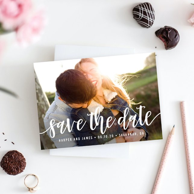 Funky Script Moderne Speichern Sie die Datums Kart Save The Date (Von Creator hochgeladen)