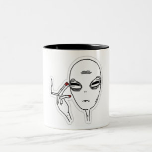 Funky Smoking Alien mit roten Nägeln Zweifarbige Tasse