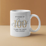 Funny 100. Geburtstagsgeschenk Kaffeetasse<br><div class="desc">Funny 100. Geburtstag Tasse mit dem humorvollen Sprichwort "es hat mich 100 Jahre gebraucht,  um so gut auszusehen!" mit einer Kombination aus schwarz und goldenem Glitzer Schriftart.</div>