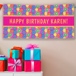 Funny 1960er Blume Power Happy Hippie Birthday Banner<br><div class="desc">Helle,  fröhliche und farbenfrohe Blumenmuster aus rosa,  lila und gelben Blumen. Hübscher Weg,  um Happy Birthday zu jemandem zu sagen,  der 1968 geboren war,  oder jemand,  der den bunten Funky-Stil der 1960er Jahre Liebe.</div>