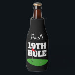 Funny 19. Loch Golf Bierflasche Getränkehalter Flaschenkühler<br><div class="desc">Der sonnige 19. Loch Golfbierflaschengetränk. Personalisierter Getränkehalter mit Namen und lustigem Zitat. Fügen Sie der Vorlage Ihren eigenen Text hinzu. Sportliches Putting Green Design für Geburtstagsparty, GRILLEN, Abendessen, Ruhestand etc. Beidseitiger Druck. Humorvolle Golfer Geschenke für Vater, Ehemann, Sporttrainer, Großvater, Vater, Chef, Mitarbeiter, Kumpel, Trainer, Mitarbeiter, Mutter, Ehefrau etc. Kundenspezifische Geschenkideen...</div>