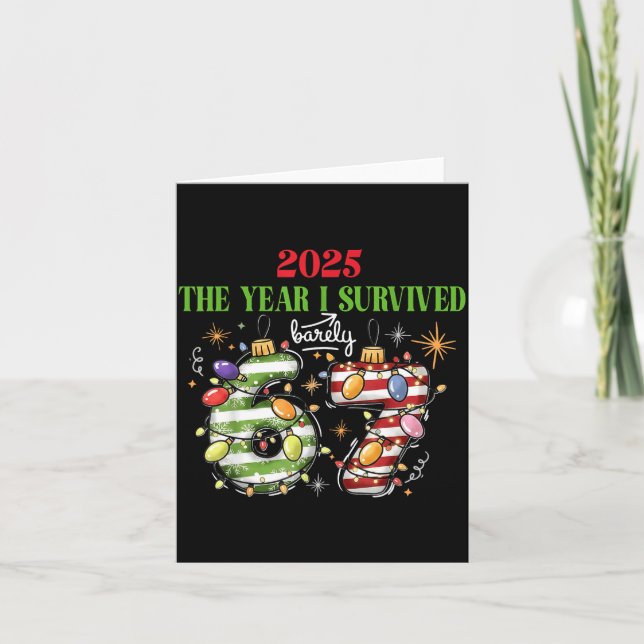 Funny 2025 The Year I Survived Barely 67 Christmas Karte (Vorderseite)
