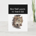 Funny 40th Old Age Birthday Eichhörnchen Inspirati Karte<br><div class="desc">Der lustige Geburtstag des Alten Alters, der sagt, Jetzt, wo Sie 40 Jahre alt sind. Denken Sie daran, Sie sind nicht zu alt und es ist nicht zu spät. Diese Karte ist mit einem niedlichen Wasserfarbeneiferhörnchen versehen. Großartige Karte für diese besondere Person mit einem Sinn für Spaß oder für einen,...</div>