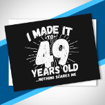 Funny 49. Geburtstag Zitat sarkastisch 49 Jahre al Postkarte<br><div class="desc">This funny 49th birthday design makes a great sarcastic humor joke or novelty gag gift for a 49 year old birthday thday theme or überraschung 49th birthday party! Feature "I Made it to 49 Years Old... Nothing Scares Me" funny 49th birthday meme that will get ets of laughs from family,...</div>
