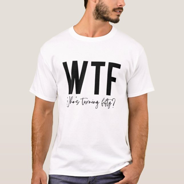 Funny 50th Birthday Outfit WTF, der 50 macht T-Shirt (Vorderseite)