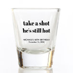 Funny 60. Geburtstag Schnapsglas<br><div class="desc">Funny hat eine Brille für seine 60. Geburtstagsfeier gemacht. "macht einen Schuss,  der noch heiß ist" ist in einer großen mutigen Typografie und sein Name und Geburtstag sind in einfacher moderner Typografie.</div>