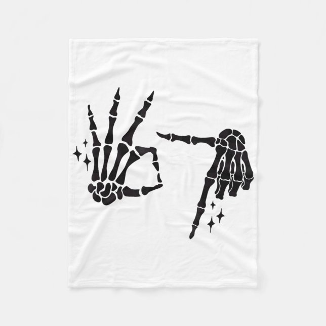 Funny 67 Meme Skeleton Hand 6 7 Halloween Six Seve Fleecedecke (Vorderseite)