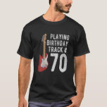 Funny 70th Birthday Gitarre Music Lover Birthday G T-Shirt<br><div class="desc">Funny 70. Geburtstag Shirt für Damen, 70 Jahre alt Geburtstagsgeschenke für Damen. Phantastische Retro-Musik zitiert Redewendungen, die Geburtstagsspur Nummer 70 Akustikbass Elektro-Gitarren-Player Grafik T-Shirt spielen. Cooles Geburtstagsgeschenk für Gitarrist Musiker. Große klassische Geburtstagsgeschenke für Ehemann Ehefrau Papa Mutter Großmutter Großmutter, Musikinstrument Country Rock Pop Band Klassische Musik Liebhaber. Das Geburtstagsoutfit für...</div>