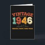 Funny 79 Year Old 1946 Vintag 79. Geburtstagsgesch Karte<br><div class="desc">Feiern Sie stilvoll mit diesem einzigartigen und lustig Vintag Inspiriert Geburtstagsgeschenk-Design! Dieses Geburtstagsbild hebt Ihren besonderen Meilenstein perfekt hervor. Egal, ob Sie zwischen 9, 21, 30, 40, 50 oder einem Alter dazwischen drehen, zeigen Sie stolz Ihren Legendären Status mit Spaß und Nostalgie. Diese Vintage Geburtstagsgrafik ist eine ideale Geschenkidee für...</div>