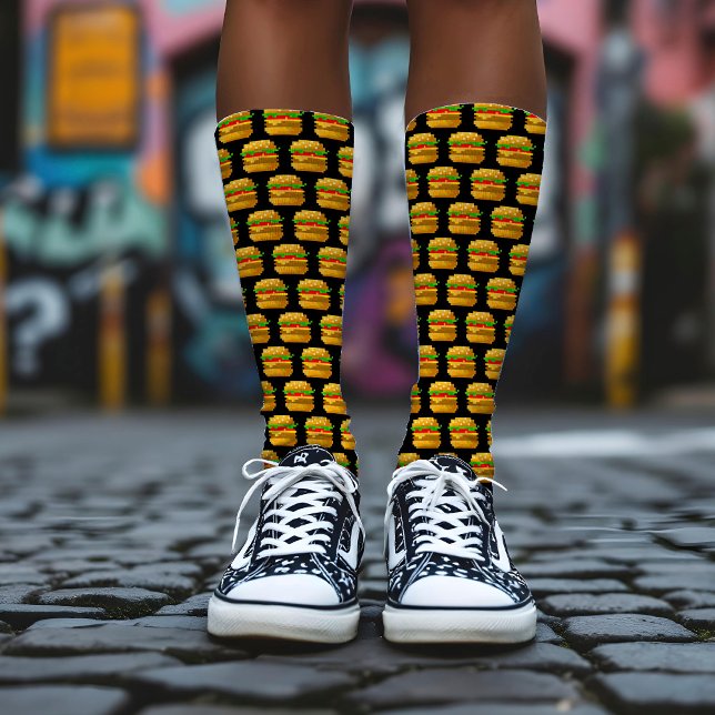Funny 8-Bit Pixel Art Burger Quirky Geeky Black Socken (Von Creator hochgeladen)