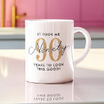 Funny 90. Geburtstagsgeschenk Kaffeetasse<br><div class="desc">Funny 90. Geburtstag Tasse mit dem humorvollen Sprichwort "es hat mich 90 Jahre gebraucht,  um so gut auszusehen!" mit einer Kombination aus schwarz und goldenem Glitzer Schriftart.</div>