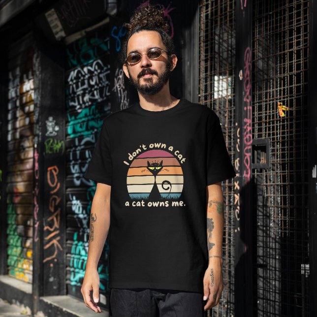 Funny a Cat Owns Me T-Shirt (Von Creator hochgeladen)
