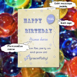 Funny add Name 70. Geburtstag ändern Alter Karte<br><div class="desc">Der Gruß in dieser Karte ist anpassbar und lautet "Das Geheimnis, ein langes Leben zu leben, ist, mehr Geburtstage zu haben. Viel Gutes!" Die Vorderseite dieser Karte ist für Sie bereit, mit einem Namen zu personalisieren, und Sie können das Alter bei Bedarf ändern. Das Design verfügt über einen Geburtstagsballon auf...</div>