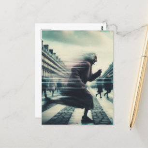 Funny Adorable Granny auf dem Laufen in der Stadt Postkarte