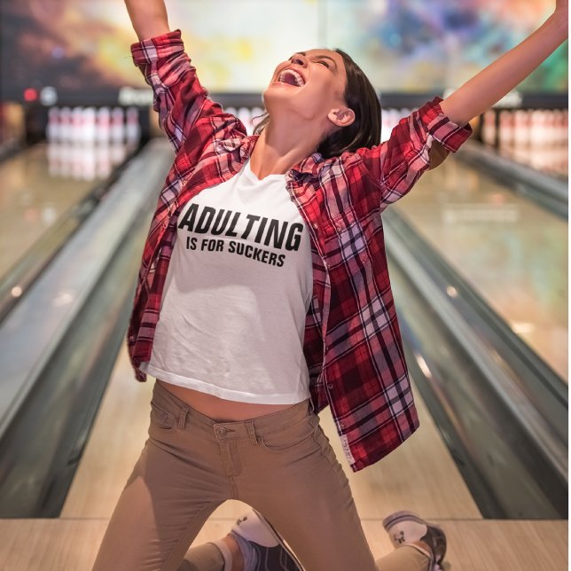 Funny Adulting Zitat individuell anpassbares Shirt (Von Creator hochgeladen)