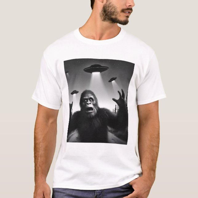 Funny Alien Bigfoot UFO Sasquatch Selfie mit UFOs T-Shirt (Vorderseite)