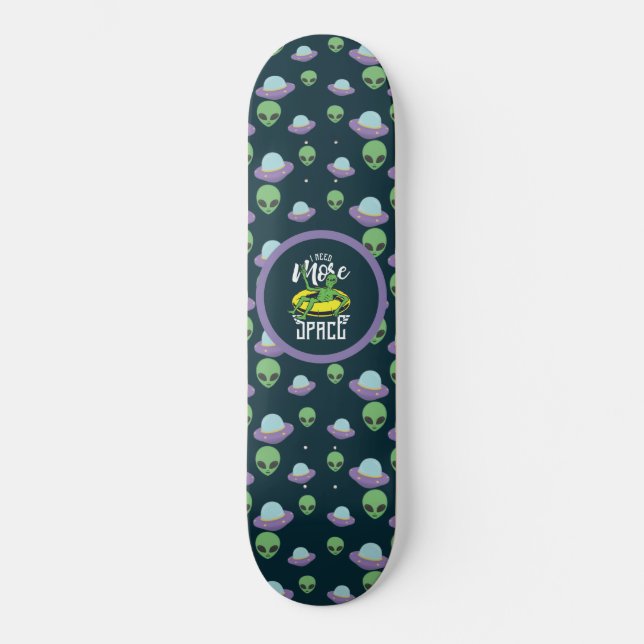 Funny Alien Ich brauche mehr Space UFOs Skateboard (Vorderseite)
