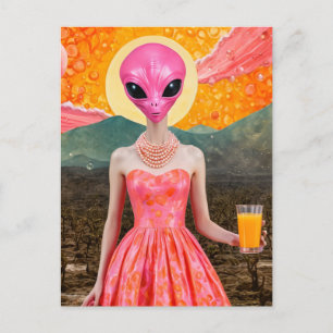 Funny Alien Lady in Rosa mit Orangensaft Postkarte