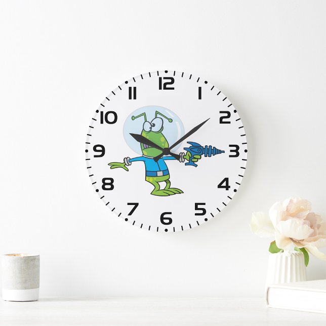 Funny Alien mit Ray Gun Sci-Fi Space Invader Große Wanduhr (Von Creator hochgeladen)
