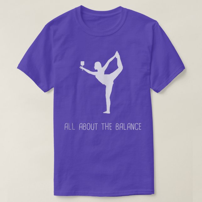 Funny alles über die Balance Wein Yoga Pose Zitat  T-Shirt (Design vorne)