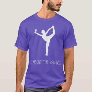 Funny alles über die Balance Wein Yoga Pose Zitat  T-Shirt