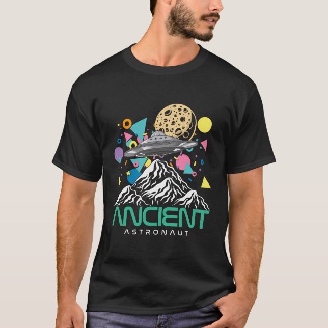Funny ancient Astronaut Mountains Ufo Planets T-Shirt (Vorderseite)