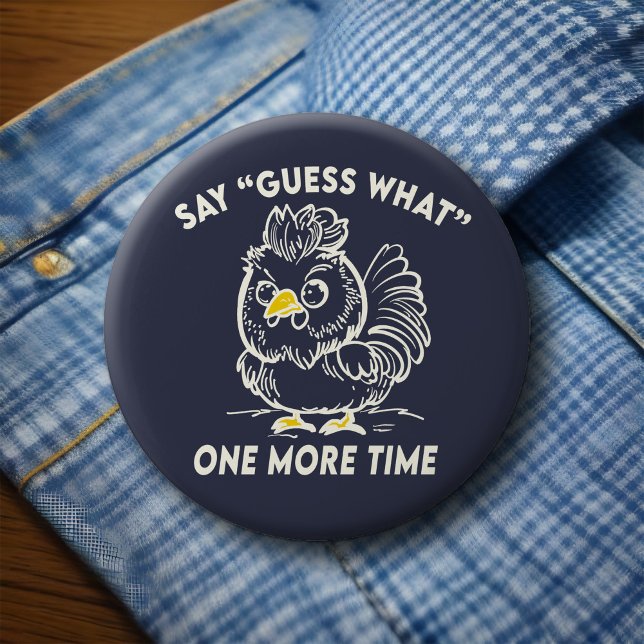 Funny Angry Chicken Hintern Geultry Meme Vater Jok Button (Funny guess what chicken butt angry hen dad joke meme button for backyard farm, poultry coop humor)