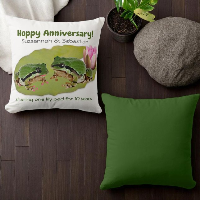 Funny Anniversary Frosch Couple auf Lily Pad Templ Kissen (throw pillow design front and solid color back)